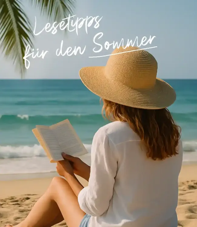 Eine Frau mit Sonnenhut sitzt am Traumstrand und liest ein Buch